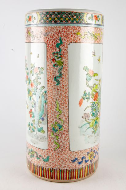 CHINE CHINE 

Important vase rouleau en porcelaine émaillée à décor en réserves de...