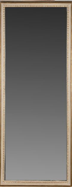 null Wooden mirror net carved with a frieze of pearls and lacquered

Mercury mirror...