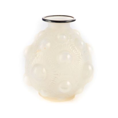 LALIQUE René LALIQUE (1860-1945)

Petit vase boule en verre opalescent à décor de...