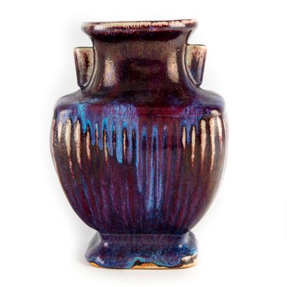 null Vase en grès flammé de couleur violette

H. : 22 cm