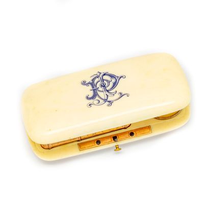 null 
Box in ivory with a sewing kit in vermeil

(Small accident to the scissors...