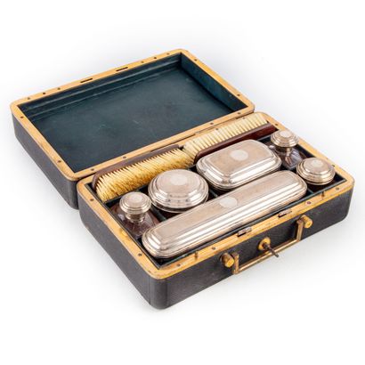 null Toiletries kit of Doctor Jules Péan including several bottles and brushes

Small...