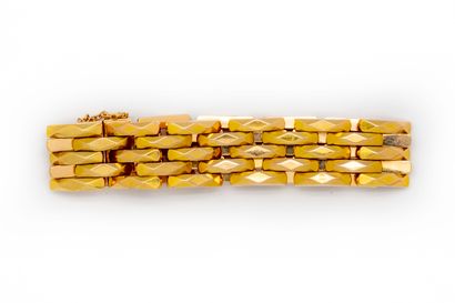 null Yellow gold bracelet with articulated links of geometrical shapes

Weight :...