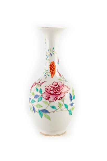 CHINE CHINA 

White enamelled porcelain vase with polychrome decoration of flowers

Mark...