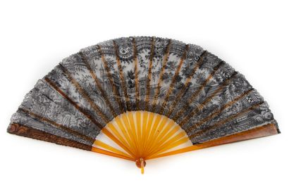 Fan in tortoiseshell and black lace 
Size...