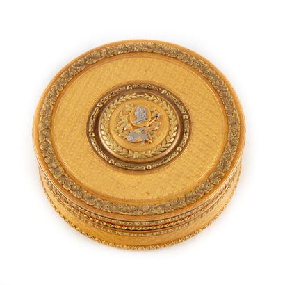 Box in yellow gold guilloche, the lid decorated...