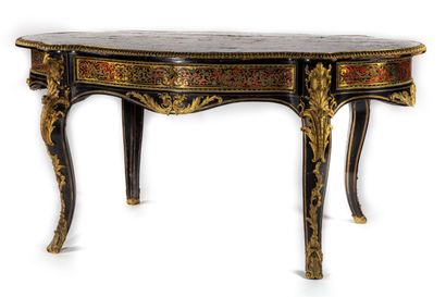  Table of middle of form chantournée in marquetry known as Boulle in brass on bottom...