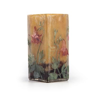 DAUM DAUM - Nancy 
Small square glass vase with acid-etched flowers 
Signed 
H. 12...