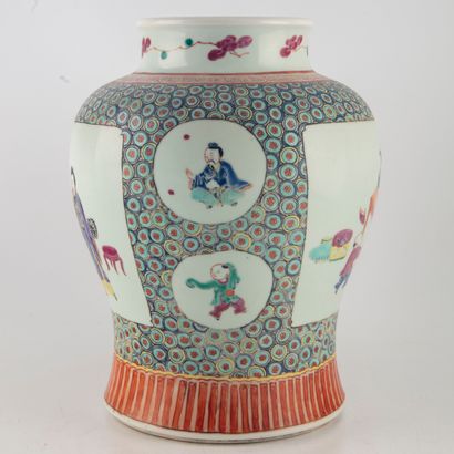 CHINE CHINA - 20th century 

Porcelain vase with characters decoration 

Wooden lid...