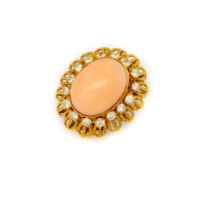 Circa 1960 
Yellow gold ring set with an...