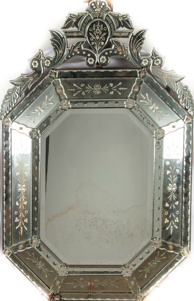  MURANO 
Large mirror with engraved decoration of foliage and flowers 
Around 1950...