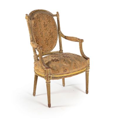 null Armchair cabriolet in lacquered wood, molded and chiseled with friezes of pearls...