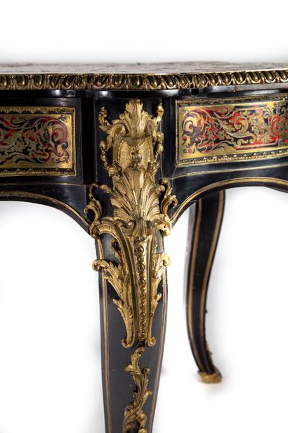 null Table of middle of form chantournée in marquetry known as Boulle in brass on...