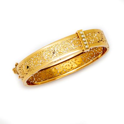 null Bracelet rigide en or jaune à motifs feuillagés ajourés, agrémenté d'un motif...