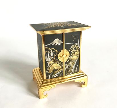 AMITA AMITA - Japan

Small cabinet-shaped box in gilded metal with blackened damascene...