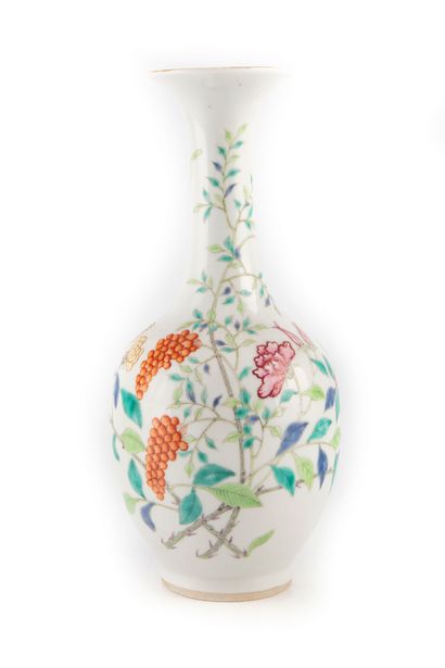 CHINE CHINA 

White enamelled porcelain vase with polychrome decoration of flowers

Mark...