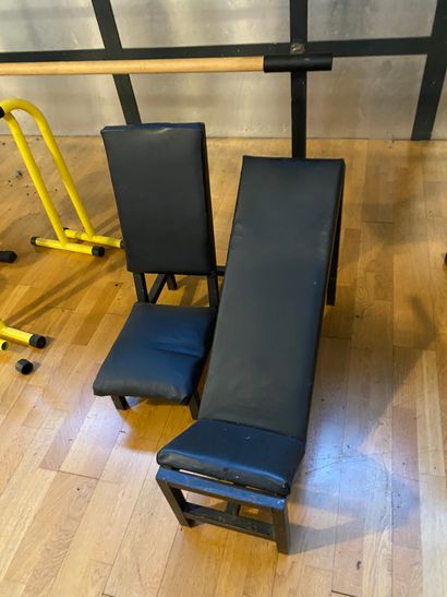 null Ensemble de deux bancs de musculation, position assise.

(Etat d'usage, usures...