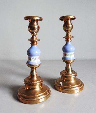 null Pair of candlesticks in gilt brass and central part in porcelain with polychrome...