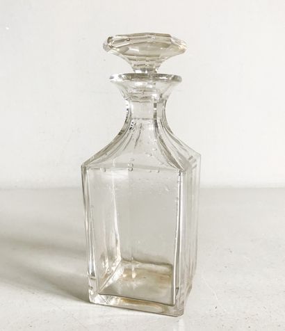 null Covered Port decanter in glass of square section. Late 19th - early 20th century


H....