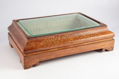 Wooden box with foliage marquetry decoration,...