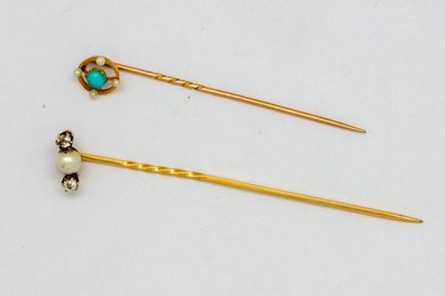  2 tie pins in yellow gold decorated with small pearls and stones 
Gross weight :...