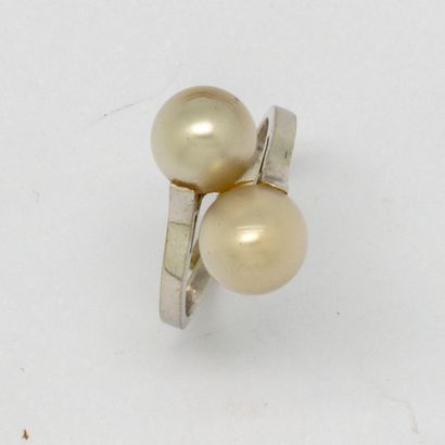  Ring you and me in white gold decorated with two pearls 
Gross weight : 2,95 g.