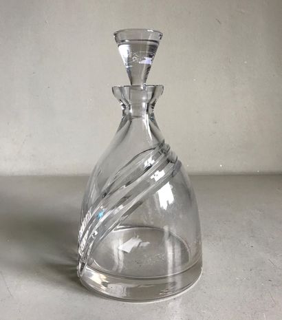 null Covered crystal decanter with carved body.


H. 26,5 cm