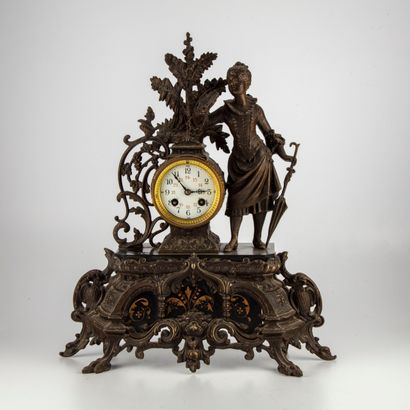 Clock decorated with a courtesan with a fan...
