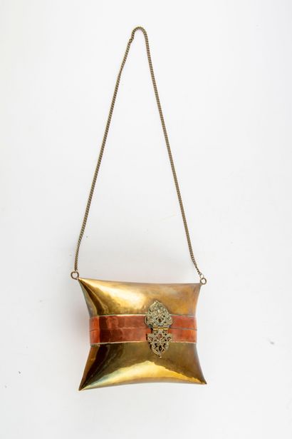Brass and copper purse with its chain 
18...
