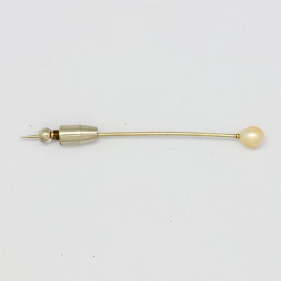 Gold tie pin with a pearl 
Gross weight :...