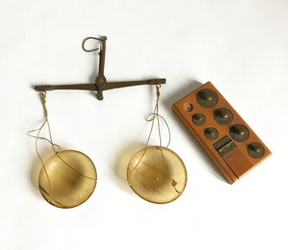 null Small goldsmith's scale in metal and horn cups, with its weights in a box (one...