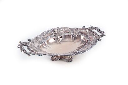 null Cup on foot of oval form out of silver plated metal, decorated with a work in...