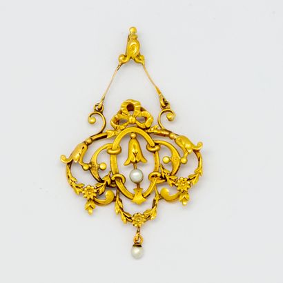  Yellow gold pendant with small pearls 
Weight 3,17 g.