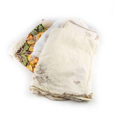 null Linen set including: tablecloths, shawl, napkins....