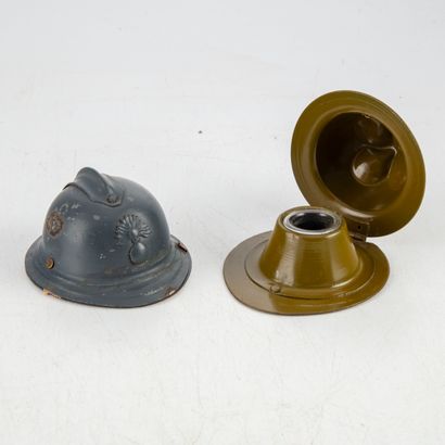 null Set of two helmet-shaped inkwells and hats in painted metal


(Wear)