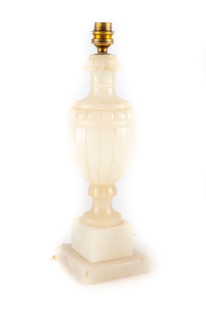 White marble baluster lamp base 
H. 34,5...