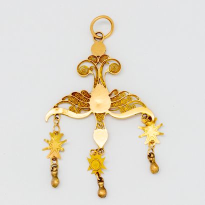 Yellow gold pendant decorated with the Holy Spirit and pendants 
Weight : 4,05 ...