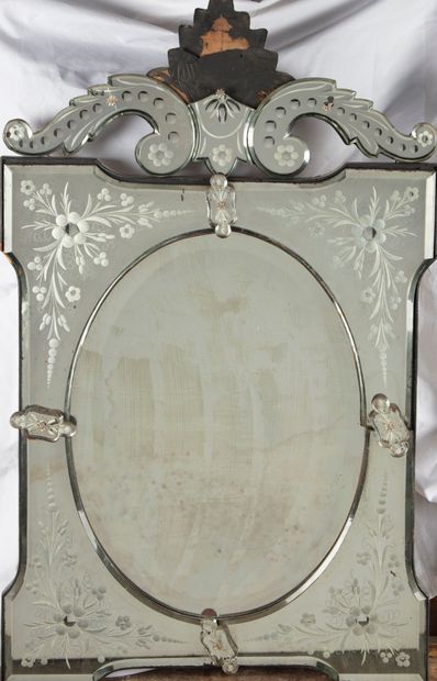 MURANO MURANO


Mirror with engraved decoration of foliage and flowers 


Around...