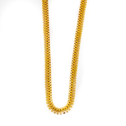 null Gold necklace with flat links


Weight : 19,2 g.