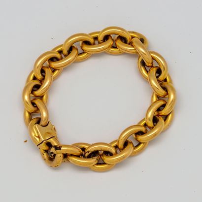  Bracelet with large links in yellow gold 
Weight : 39,24 g.
