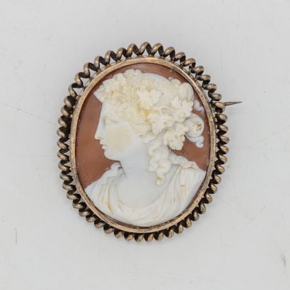 null Cameo on shell decorated with a carved profile of a woman, silver mounting


19th...