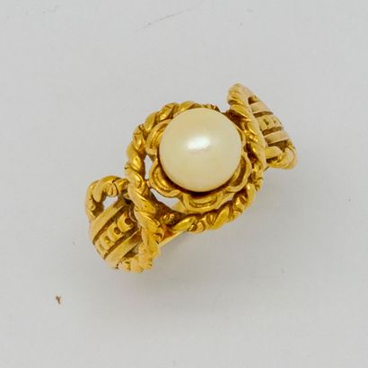 null Bague en or jaune ornée d'une perle


Poids brut : 5,3 g.