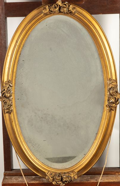 null Miroir de forme ovale en bois et stuc doré à décor de roses


H. : 62 cm ; L....