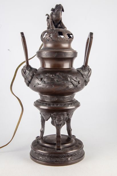 JAPON JAPAN


Important bronze perfume burner 


19th century 


H. 42 cm
