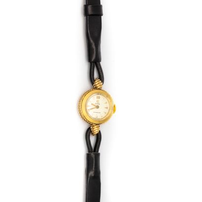 null Maison CYMA


Montre de poignet de dame en or jaune


Bracelet cuir noir


Poids...