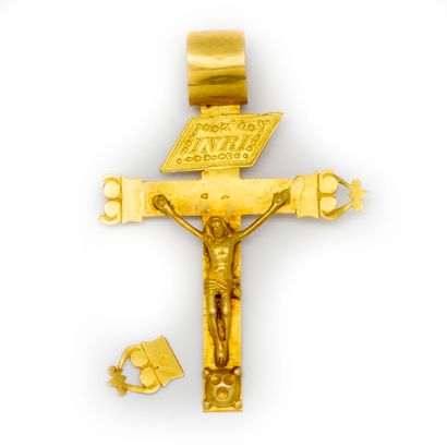 null A yellow gold cross 


Weight : 7,2 g 


(Accident)