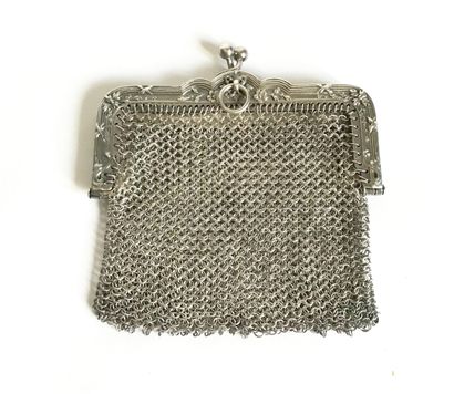 Purse in silver and chain mail. Chiseled...