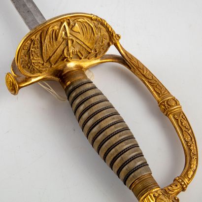 null Epée d'officier, la garde en bronze doré à décor d'une ancre et de coquille


Long.:...