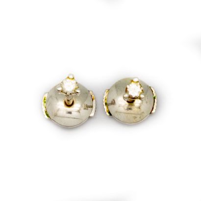  Pair of earrings in white gold punctuated with small diamonds 
Gross weight : 1,3...