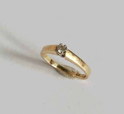  Small gold ring set with a diamond. 
Swedish work - gross weight: 1,92 g